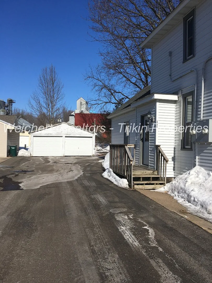 209 W Warren St — Photo 2