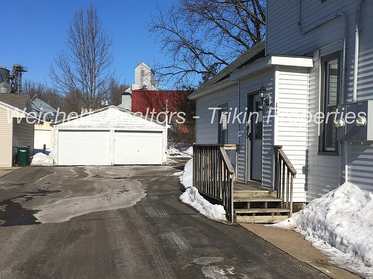209 W Warren St — Photo 2