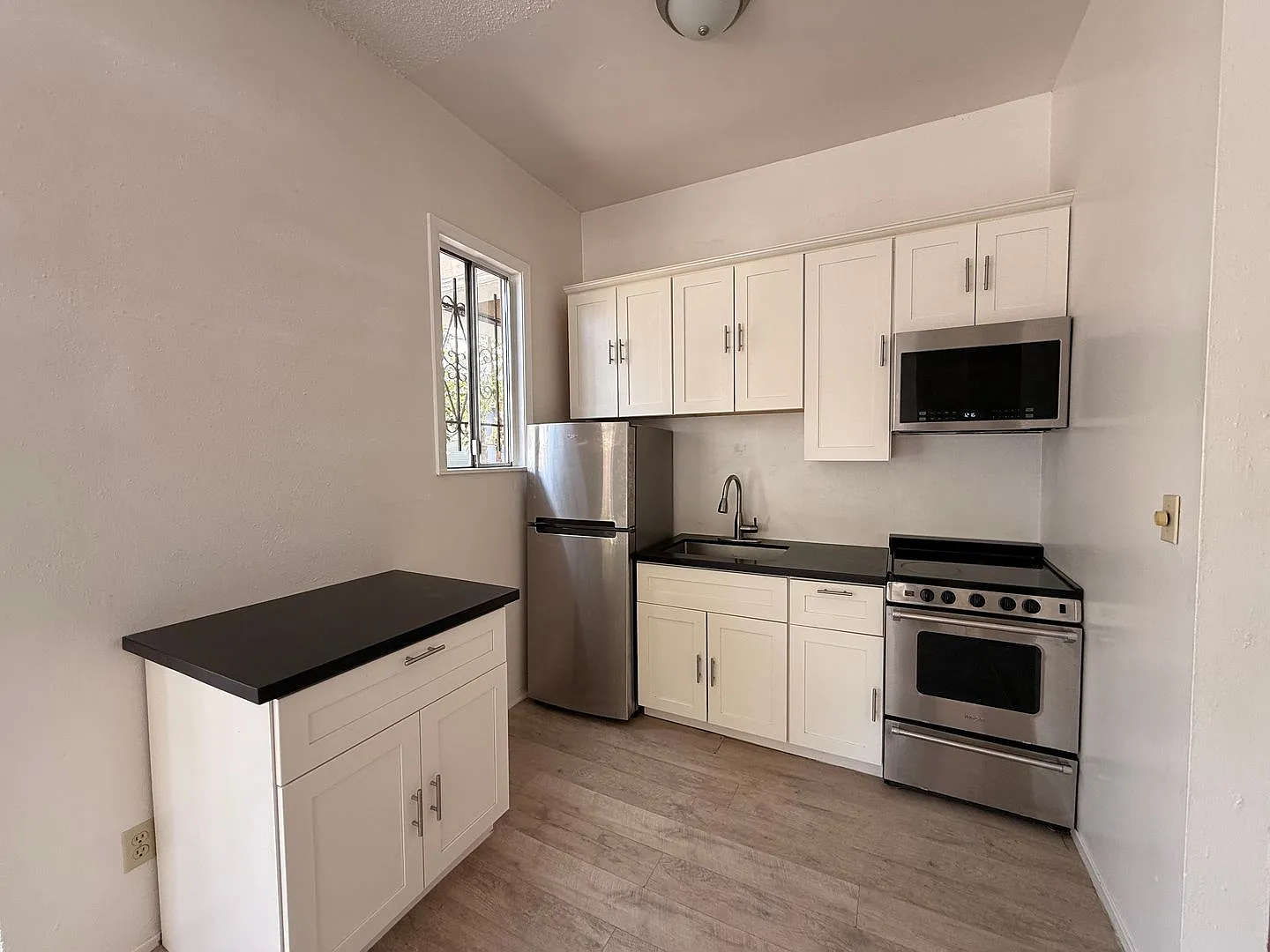 563 Steiner St — Photo 4