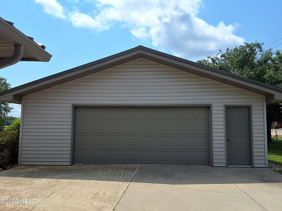 4th image of 1410 S Lake Dr