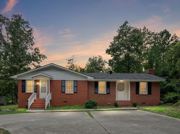 611 W James St, Lillington, NC 27546