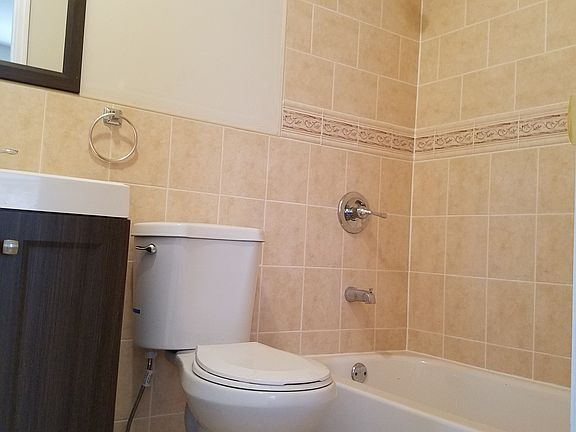 4th image of 950 E 231st St