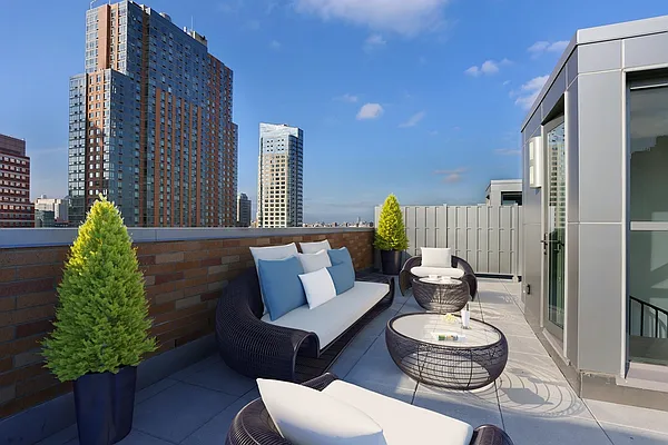 Rented by Red Apple Group | media 32