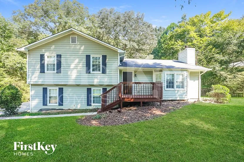 3 bed, 2.0 bath, 1408 sqft, $2,120 — Photo 1