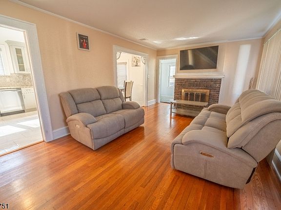 5th image of 20 Maple St