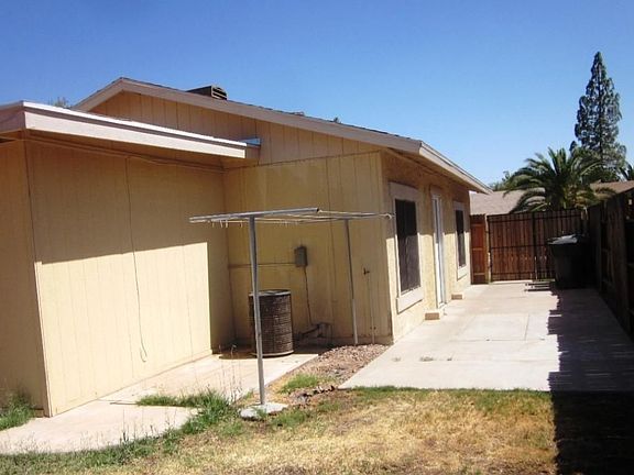 Side_Yard_-_3_Bedroom_Home_in_Mesa_Arizona