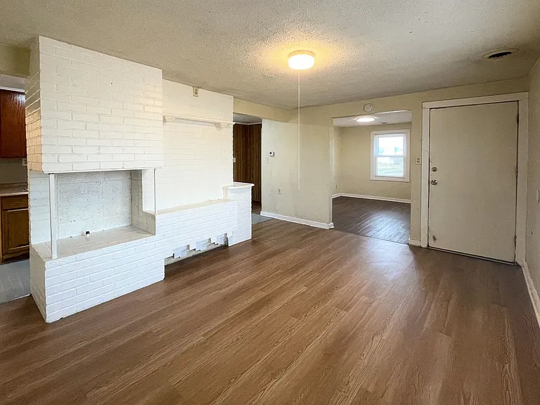 939 E 9th Ave — Photo 3