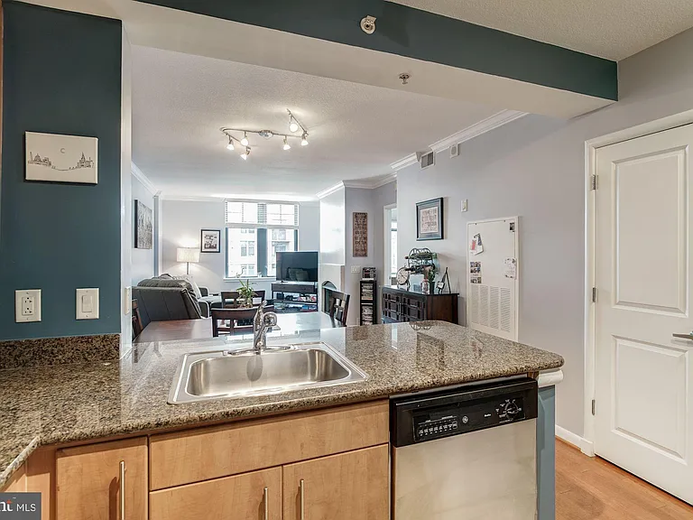 1021 N Garfield St #611 — Photo 7