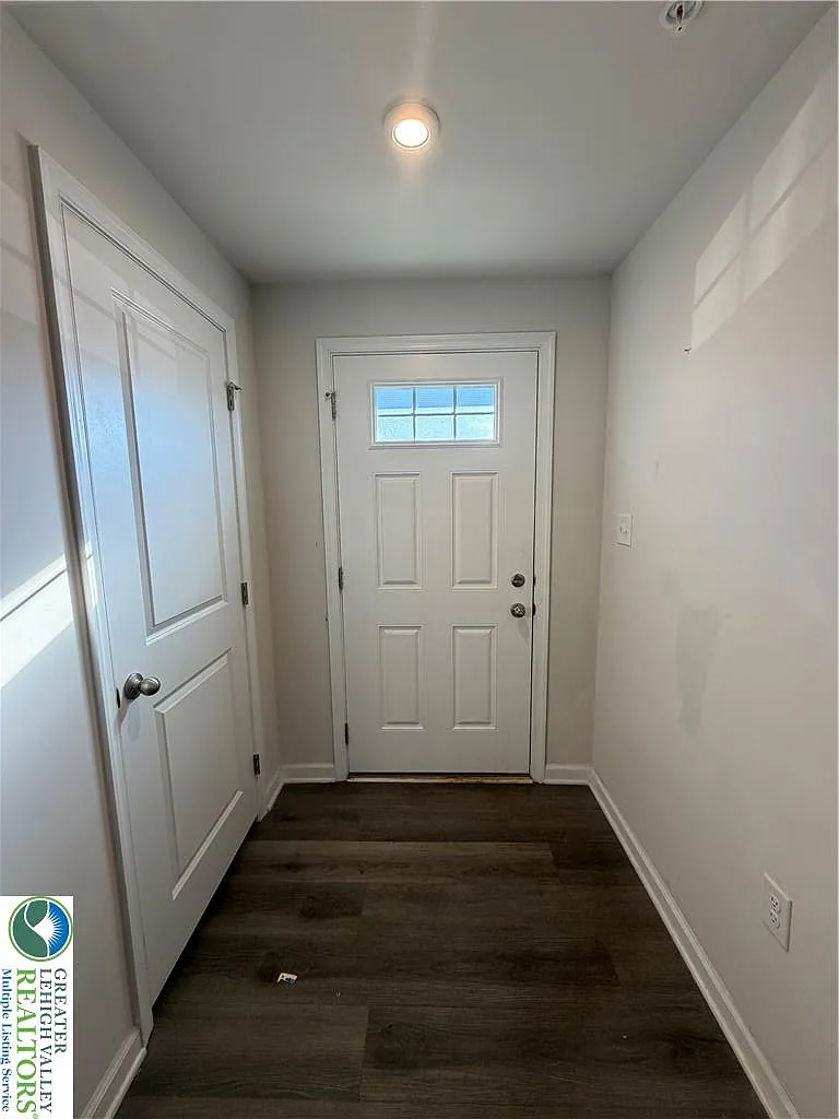 3 bed, 2.0 bath, 1220 sqft, $2,200 — Photo 3