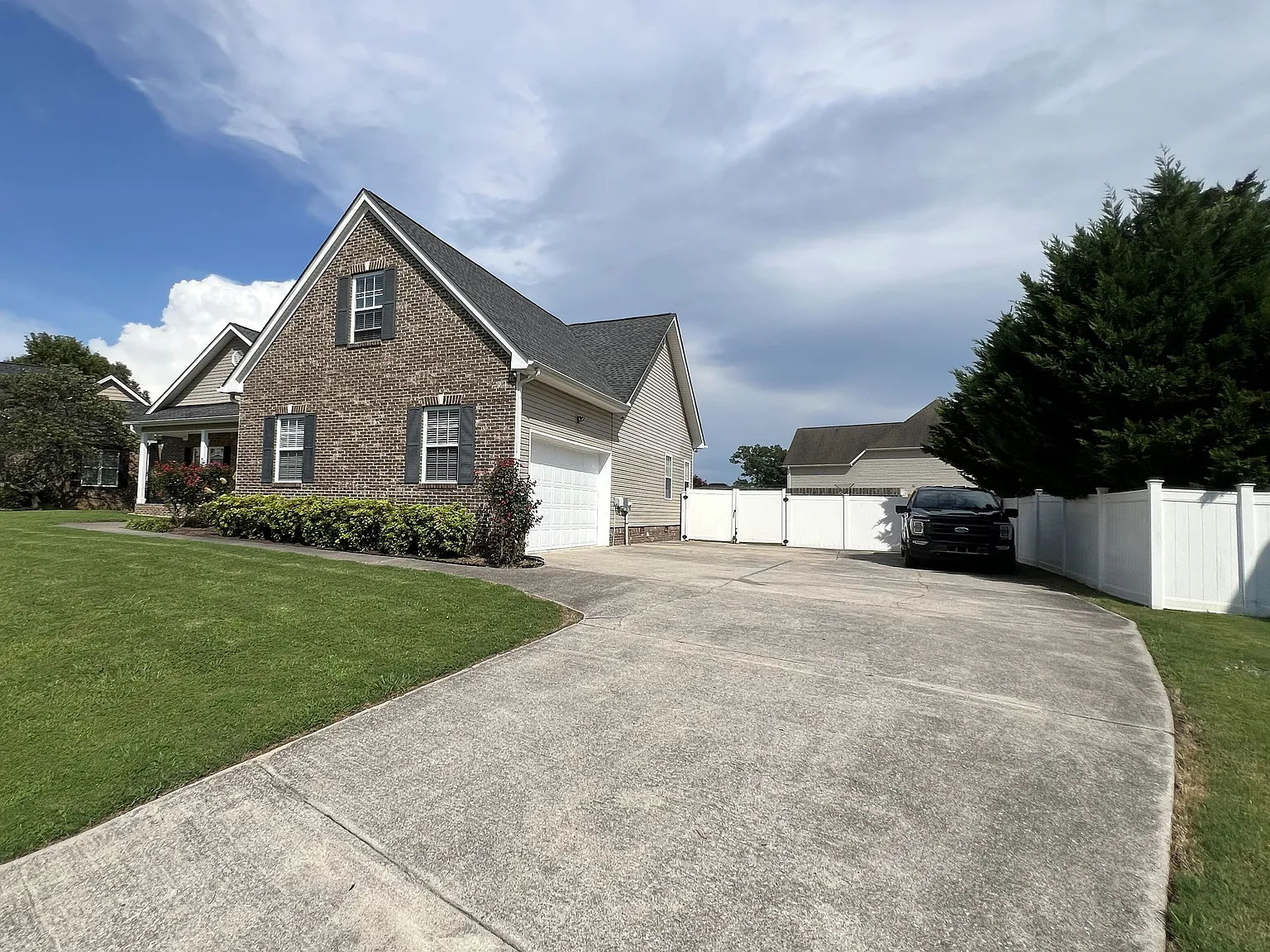 4 bed, 2604 sqft, $2,975 — Photo 3