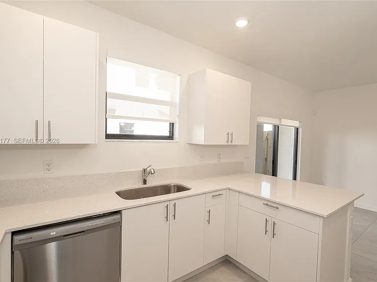 270 SW 159th Pl — Photo 5