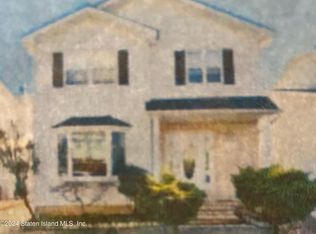 39 Blossom Ln, Staten Island, NY 10307