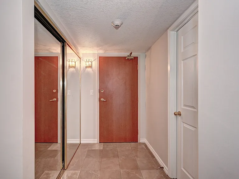 136 Ontario St — Photo 3