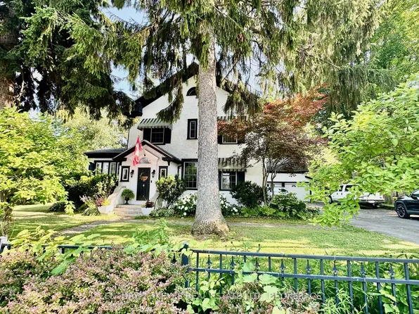223 King St W, Gananoque, ON K7G 2G7