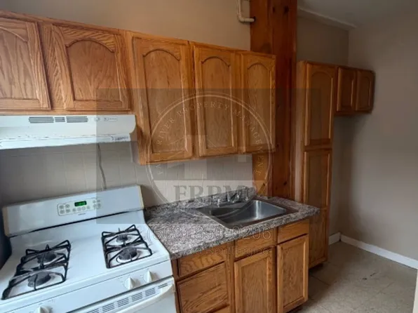 119-121 Tremont St #1R, Fall River, MA 02720