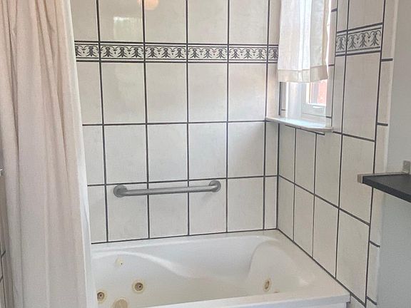 5th image of 703 Laurel Ave APT 4W