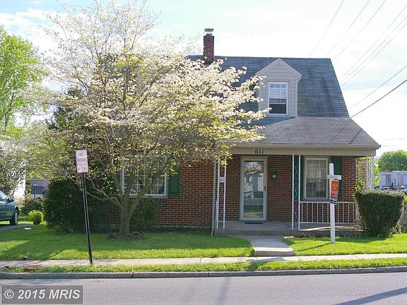 2nd image of 611 Park Ln