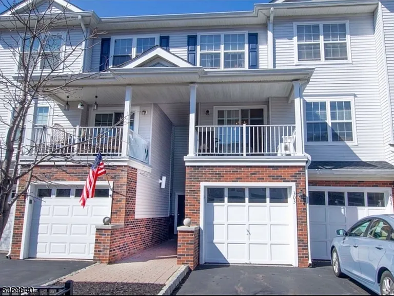 303 Dalton Ct — Photo 1