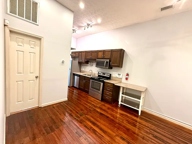 404 Main St E #VIEW OF MAIN ST — Photo 6