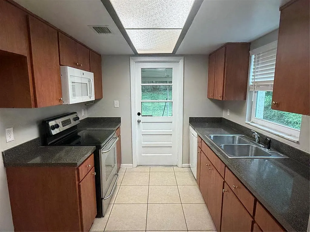 2 bed, 1.0 bath, 900 sqft, $1,500 — Photo 3