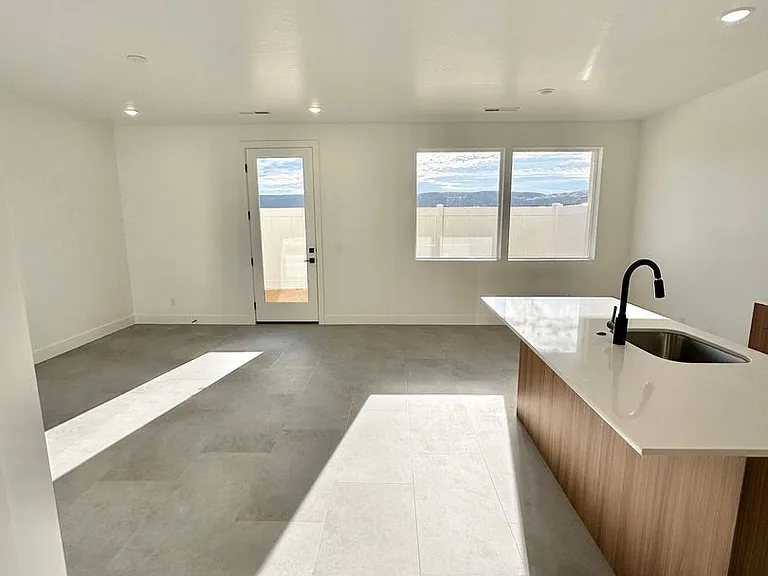 329 S 1930 W — Photo 13