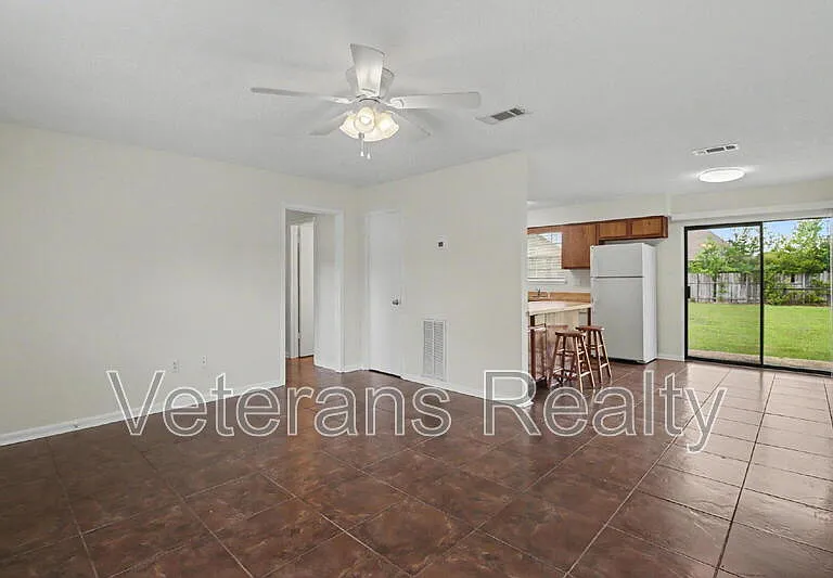 837 Tee St — Photo 4