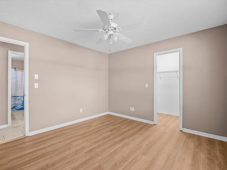 687 NE Maranta — Photo 19