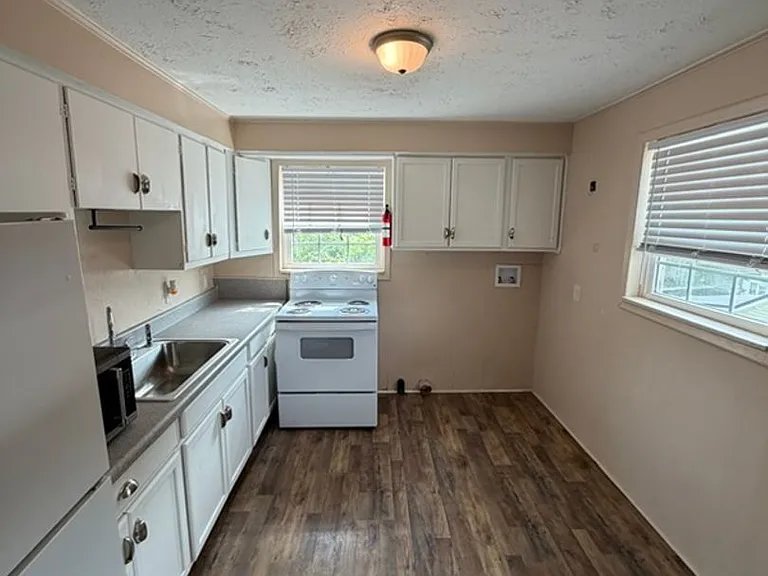 1906 Russell Ave — Photo 5