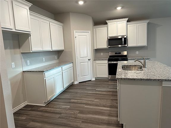 5th image of 1130 Canton Dr