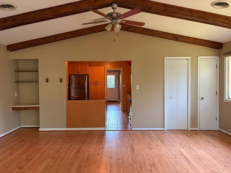 203 Fleetwood Dr — Photo 4