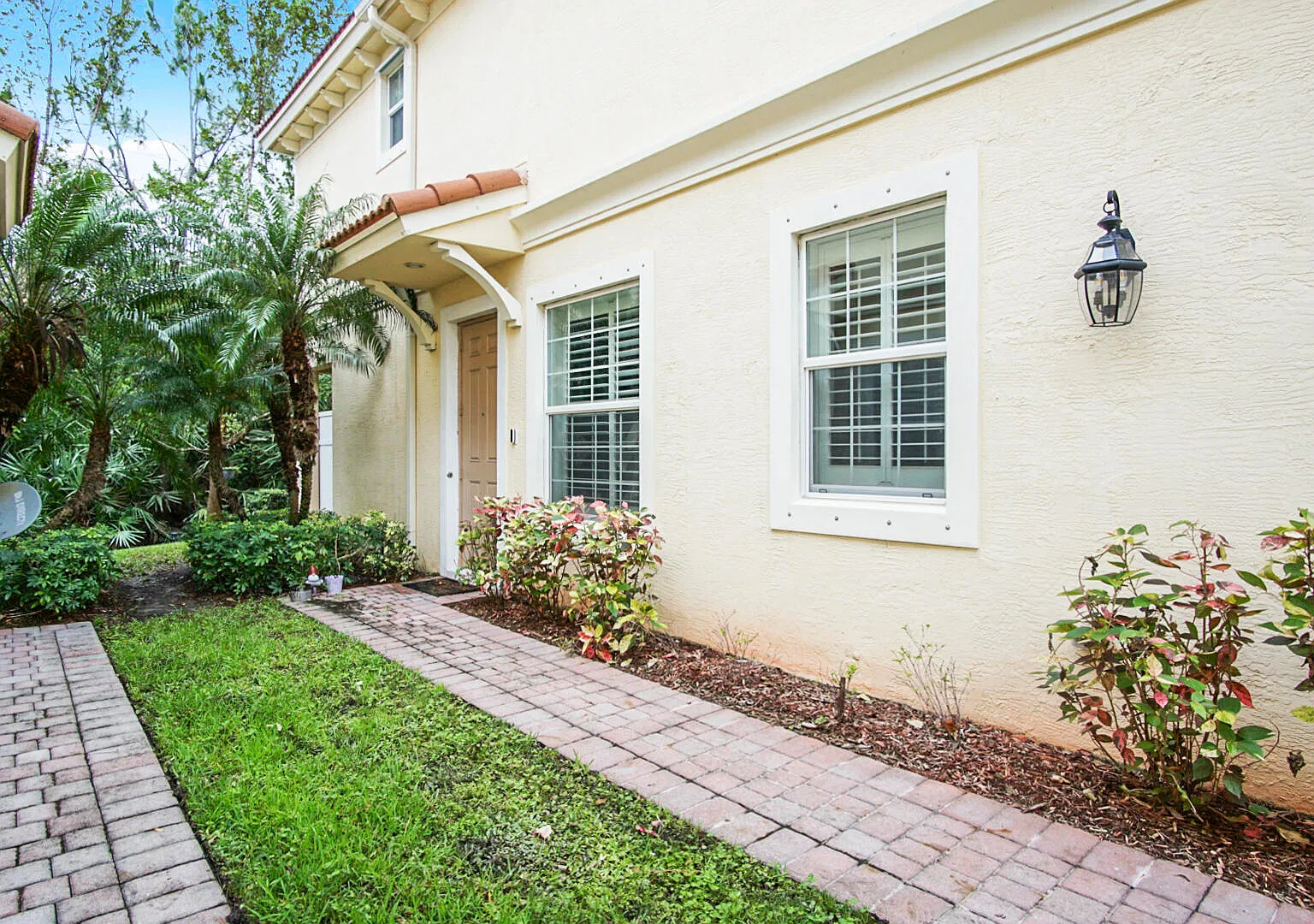 3 bed, 2.5 bath, 1576 sqft, $2,800 — Photo 2