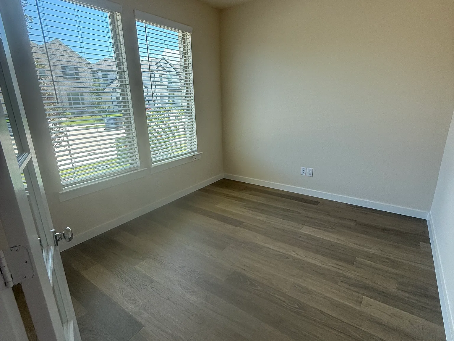 5 bed, 2703 sqft, $3,295 — Photo 2