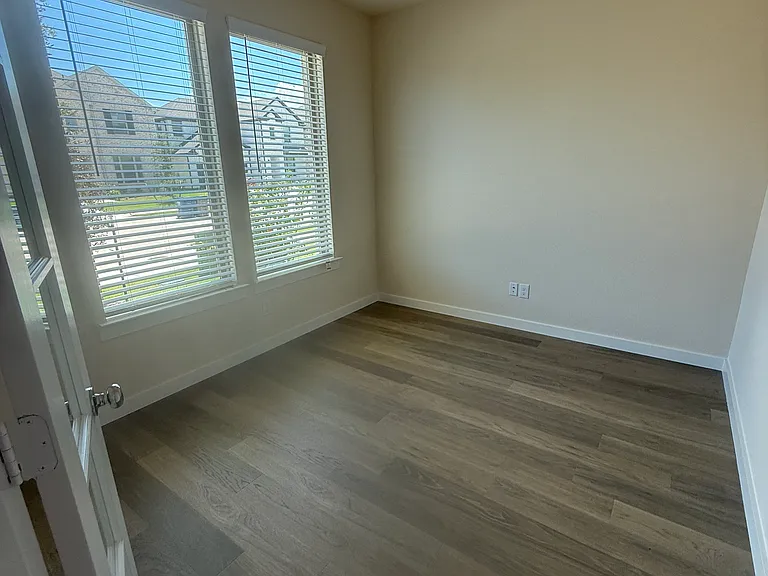 1000 Edgehurst Dr #1000 — Photo 2