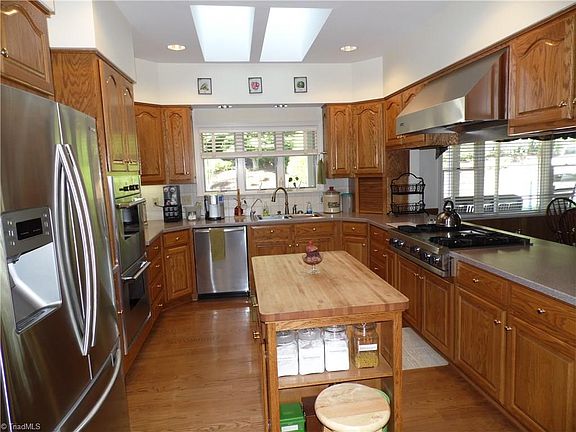 5th image of 85 Skyland Dr
