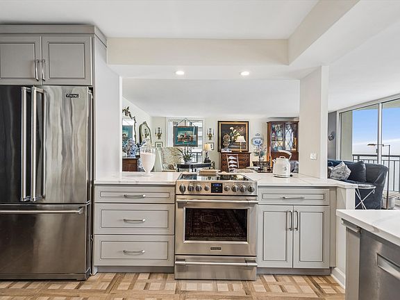 5th image of 6007 N Sheridan Rd APT 15B