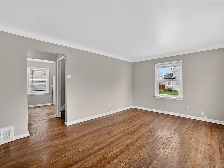 1568 Parker Dr — Photo 3