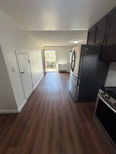 2 bed, 756 sqft, $2,400 — Photo 4