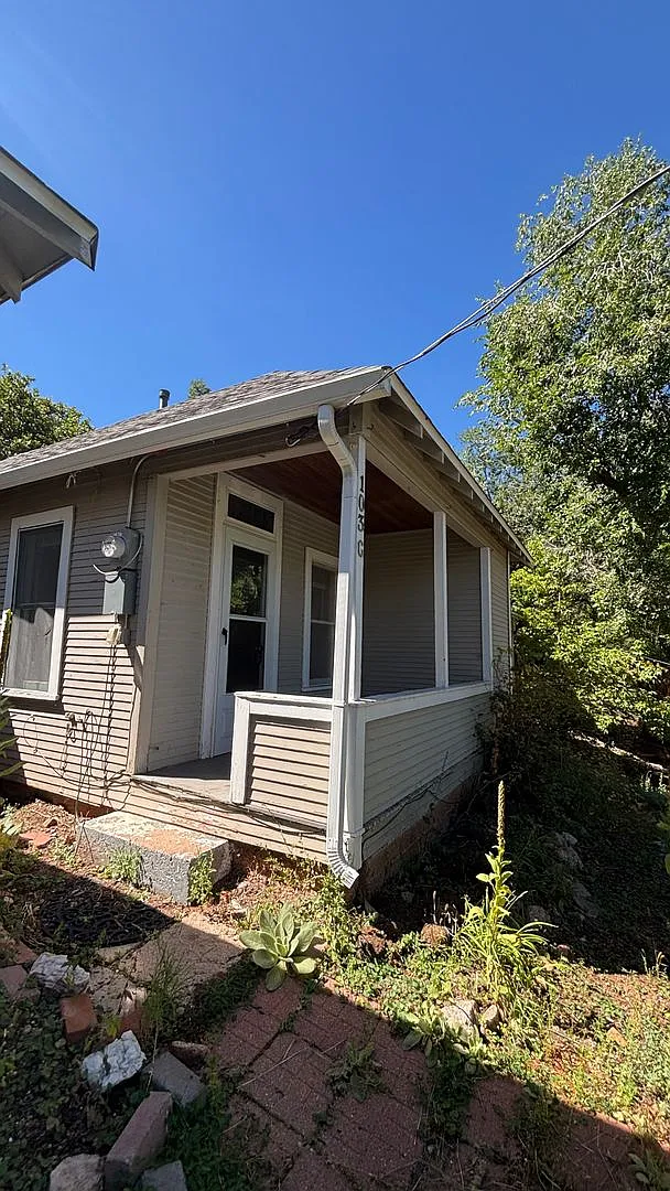 Enjoy spacious living in this 2-bedroom, 1-bath home in the heart of Manitou Springs! — Photo 2