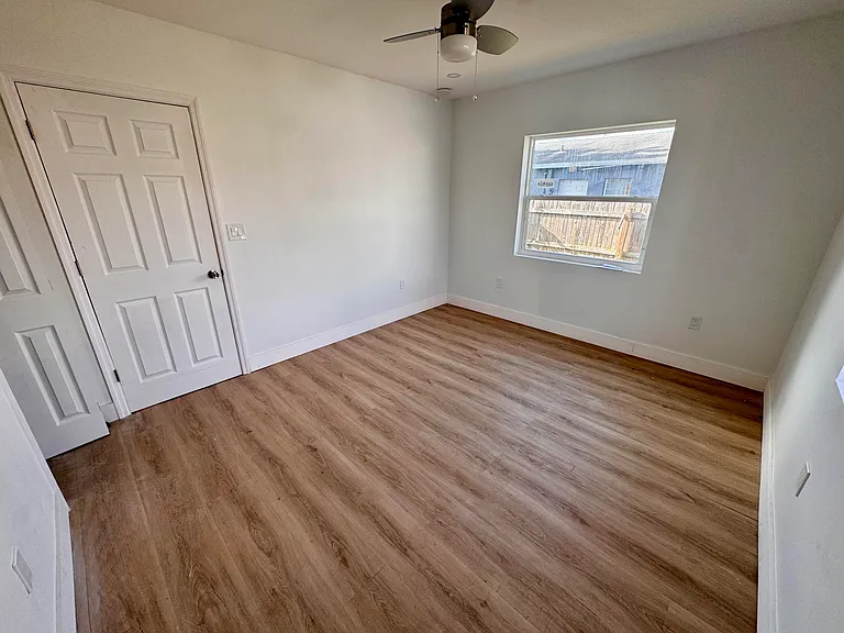 2513 Avenue E — Photo 7