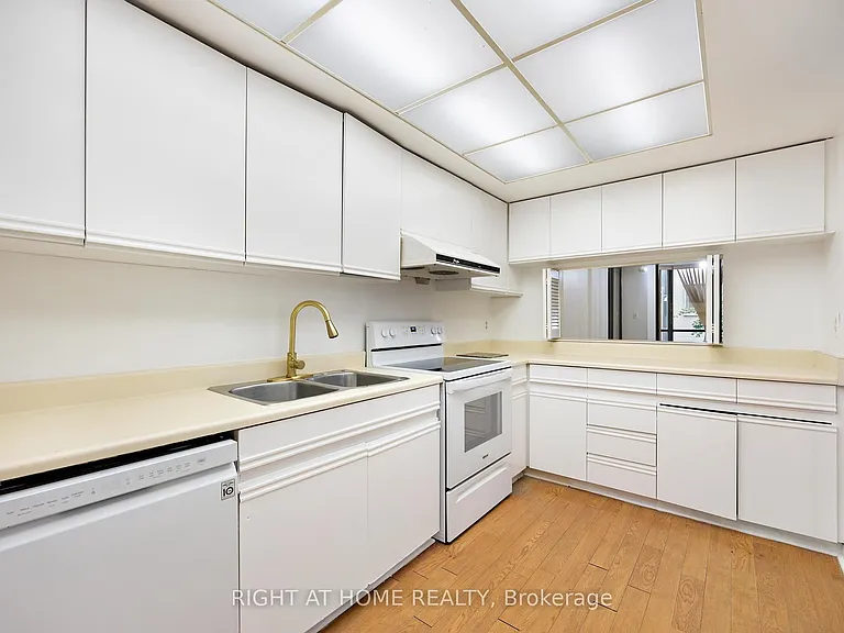 280 Simcoe St #206A — Photo 15