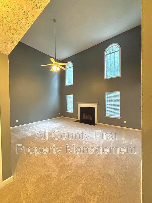 3 bed, 2.5 bath, 1800 sqft, $1,900 — Photo 3