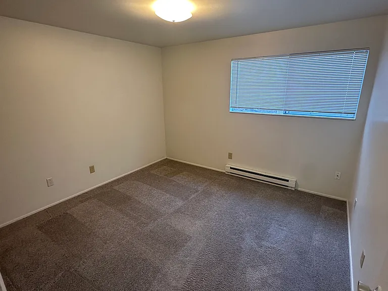 Newport Manor — Photo 29