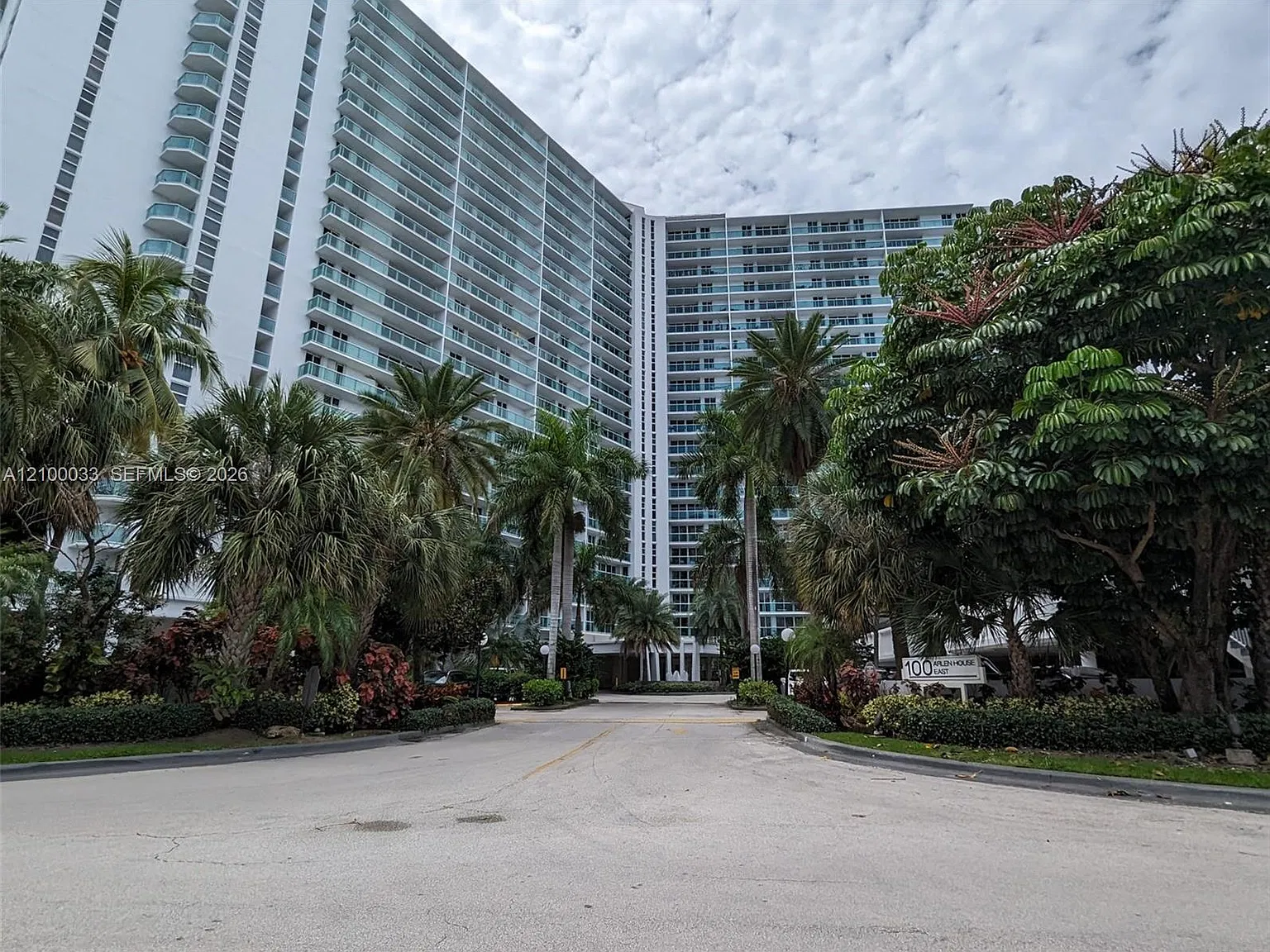 Arlen House East Condo — Photo 3