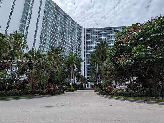 3rd image of 100 Bayview Dr APT 730