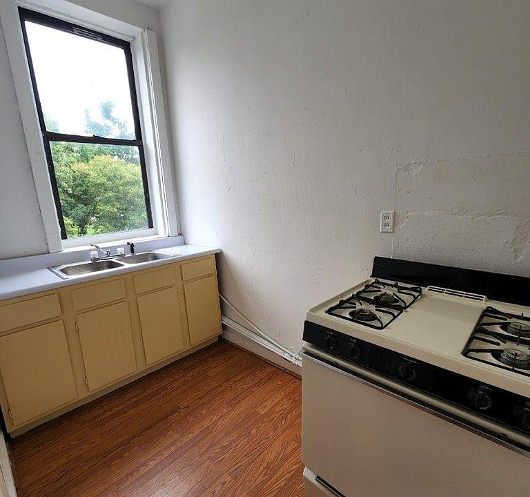 1st image of 320 2nd Ave