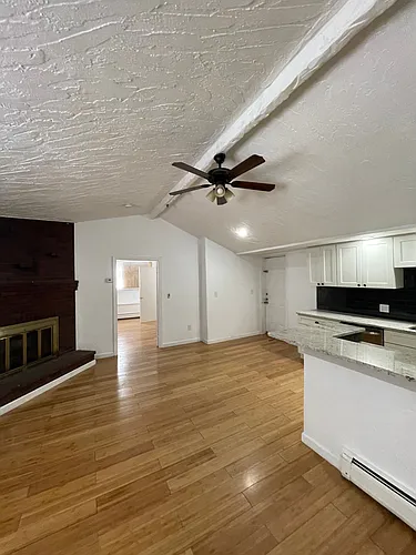 241 Maverick St #4 Photo 1