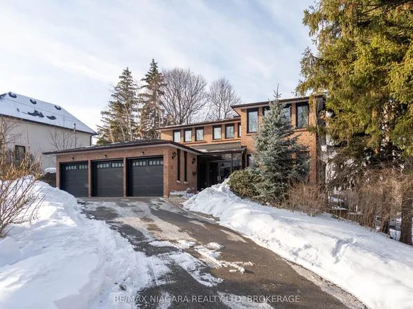 18 Mountbatten Rd, Toronto, ON M9P 1Z2