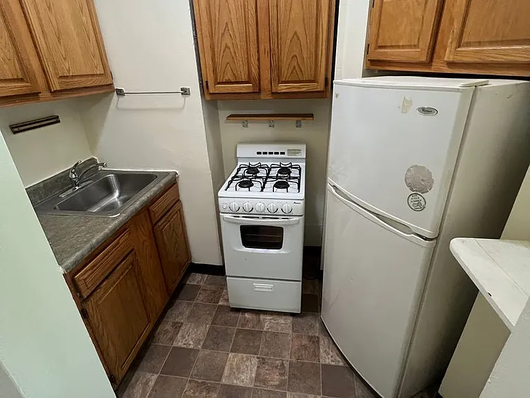 219 E Mifflin St — Photo 3