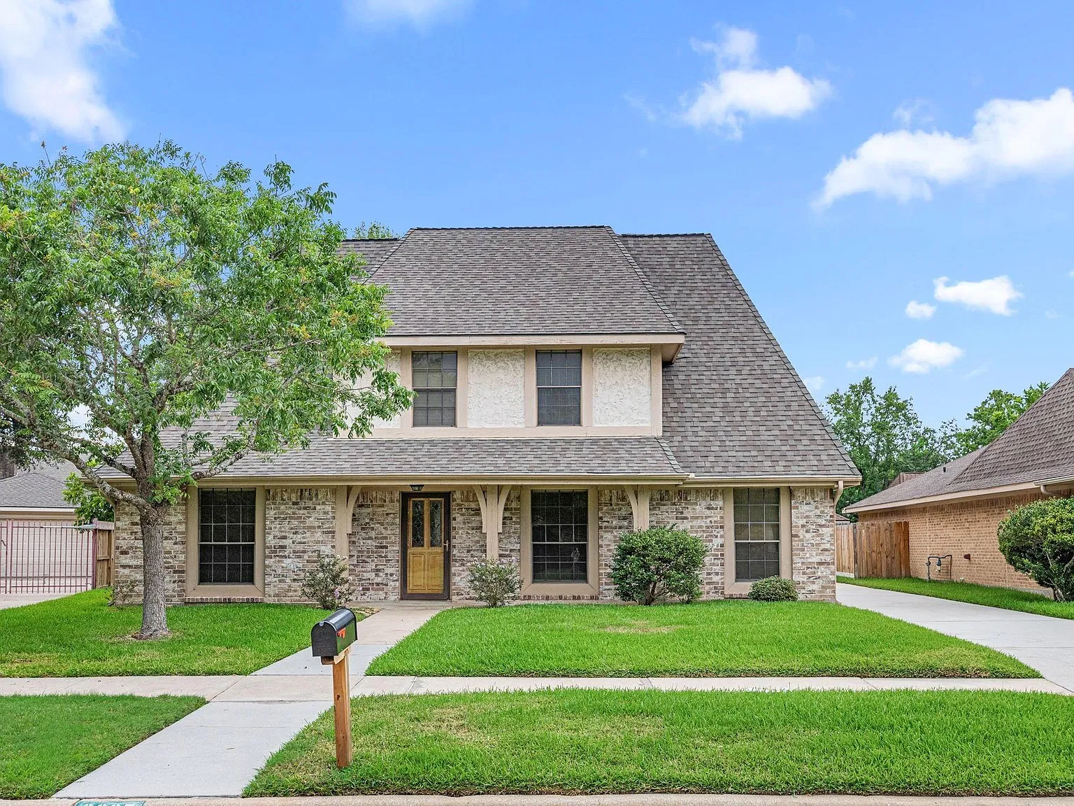 4 bed, 2.5 bath, 2393 sqft, $2,400 — Photo 1