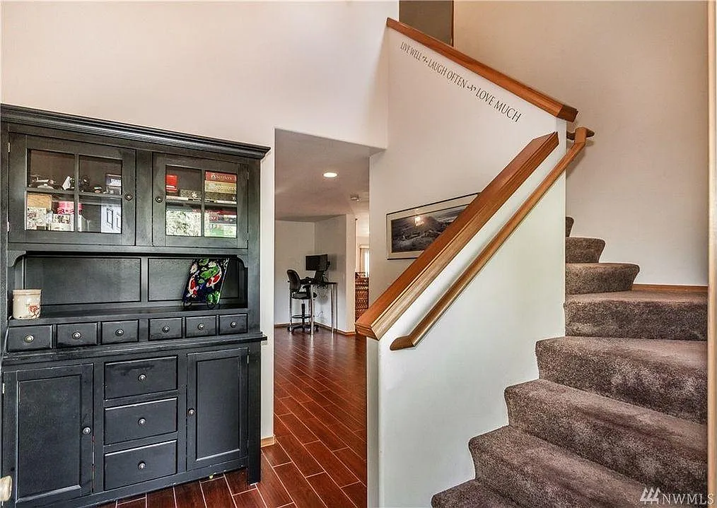 4 bed, 2.5 bath, 2100 sqft, $3,700 — Photo 2